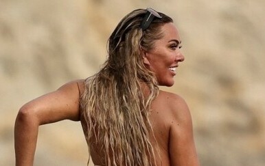 Aisleyne Horgan-Wallace u provokativnom izdanju na plaži