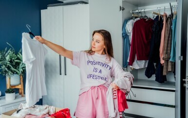 Što baciti iz ormara? 10 stvari koje zapravo nikome ne trebaju, a svi ih imamo u ormar