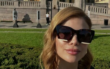 Lejla Filipović u satenskoj suknji i bijelim tenisicama
