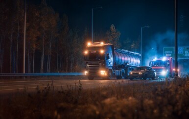 Sudar kamiona i automobila, ilustracija, AI