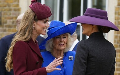 Pogledajte neugodan trenutak između Kate Middleton, kraljice Camille i Melanije Trump