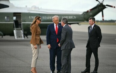Helikopter para Trump prisilno sletio na livadu
