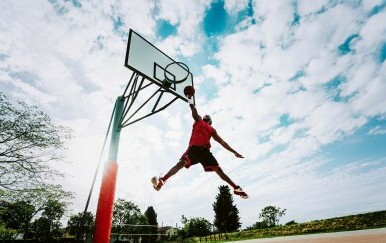 Košarkaš u pozi Michaela Jordana