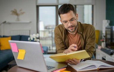 Muškarac koji uči pred računalom