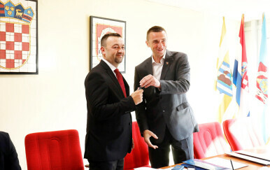 Marijan Pavliček i Ivan Penava prilikom primoredaje vlasti u Vukovaru