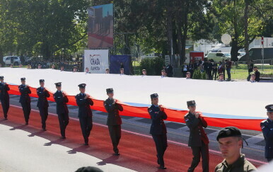 Nekima nije dobro: "Pa ovo nije još ni počelo, a već sam poludio. Pa je li ovo zastava Srbije? Pa šta je ovo?"