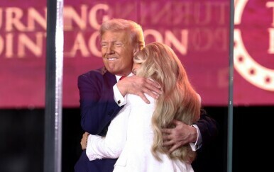 Donald Trump tješio Eriku Kirk - 9