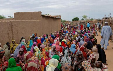 Stanovnici Al-Fashira u redu za humanitarnu pomoć