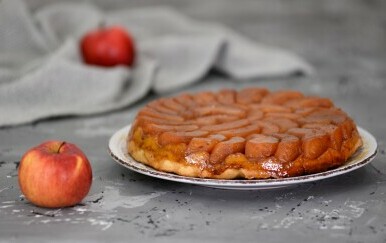 Jesenska čarolija... naopačke: Recept za obrnutu tortu s jabukama i karamelom