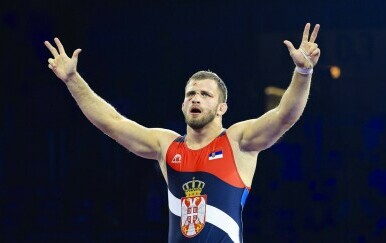 VIDEO Rus koji hrva za Srbiju u Zagrebu maknuo hrvatski šal i proslavio zlato s tri prsta