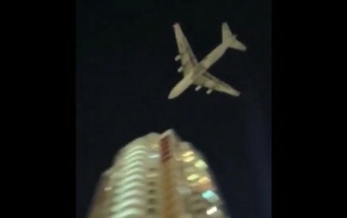 Zrakoplov iznad nebodera u Moskvi