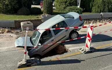 Vozačica autom upala u rupu na cesti u Šibeniku