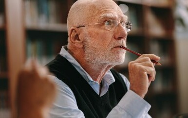 Stariji muškarac kako razmišlja