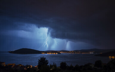 Ilustracija; Oluja na obali