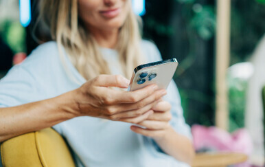 Stalno ste na pametnom telefonu? Dermatolozi upozoravaju da bi to moglo utjecati na vaš izgled