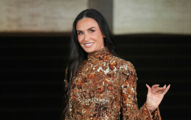 Demi Moore u spektakularnoj zlatnoj haljini u Milanu