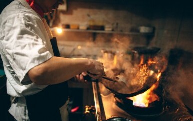 Kuhar pri pripremi jela