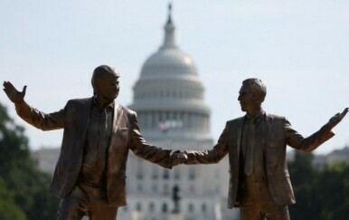 Kip američkog predsjednika Donalda Trumpa i osuđenog seksualnog prijestupnika Jeffreyja Epsteina - 1