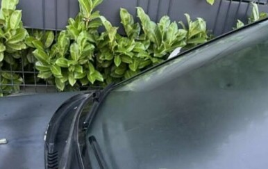 Bizaran predmet na staklu parkiranog automobila podiže bezbroj pitanja