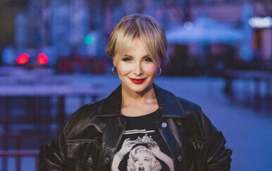 Danijela Martinović u skinny trapericama i gležnjačama na petu