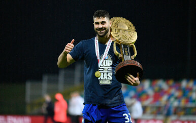 Joško Gvardiol s trofejem Kupa