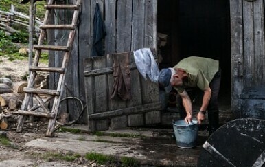 Muškarac čisti štalu, ilustracija