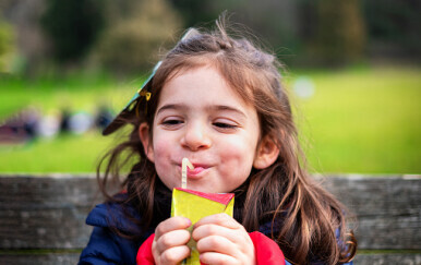 Djevojčica pije sok, ilustracija