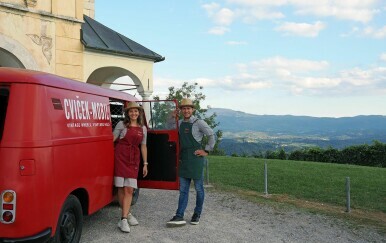 Cviček-mobil: Jedinstveni doživljaj vinograda Trške gore u Sloveniji