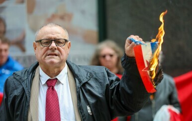 Dražen Keleminec zapalio malu jugoslavensku zastavu - 1