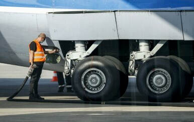 Tehničar pored stajnog trapa, ilustracija