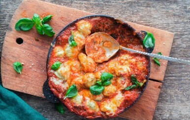 Topli mediteranski pozdrav - iz vaše pećnice: Recept za zapečene njoke puttanesca