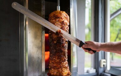 Okus ražnja kod kuće: Recept za marinadu koja pruža neodoljivi okus i miris mesu