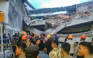 Srušena škola u u gradu Sidoarjo u Indoneziji