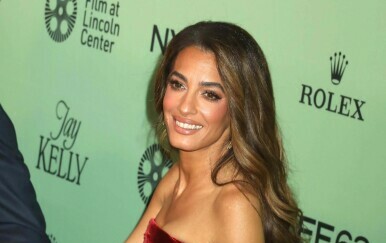 Amal Clooney u mini baršunastoj haljini s trodimenzionalnim cvjetnim detaljima