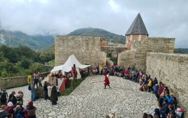 Srednjovjekovni spektakl na Medvedgradu: Viteški turniri, borbe s bakljama i suđenja coprnicama
