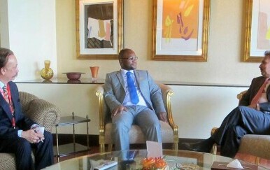 Nathi Mthethwa (u sredini)