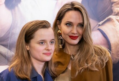 Angelina Jolie i Vivienne na premijeri mjuzikla The Outsiders