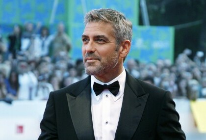 George Clooney u smokingu