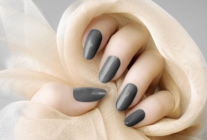Sivi lak za nokte idealan je izbor za jesen