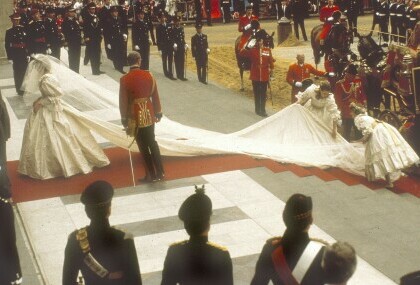 Princeza Diana u vjenčanici s dugim šlepom o kojoj se priča i danas