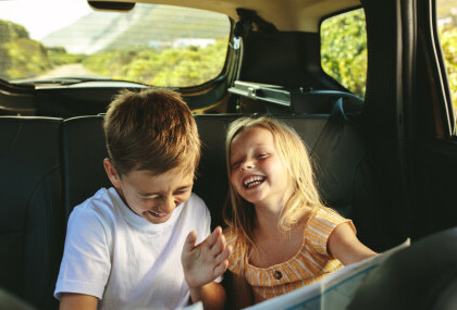 Djeca u autu