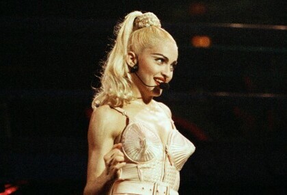 Madonna 1990. na turneji Blonde Ambition u kreaciji Jeana Paula Gaultiera