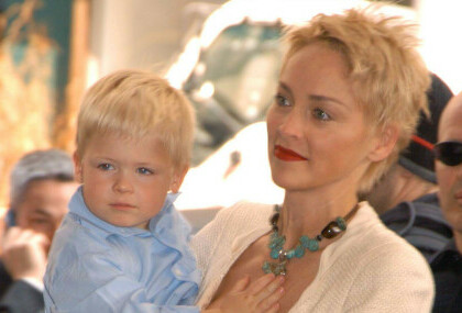 Sharon Stone sa sinom Roanom 2004. godine
