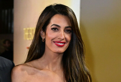 Amal Clooney u zlatnim štklama i haljini otvorenih leđa - 7