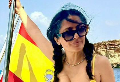 Salma Hayek u žutom bikiniju - 1