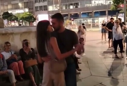 Par iz Beograda pleše na Arsenovu pjesmu