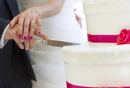 Mladenci režu svadbenu tortu