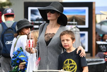 Angelina Jolie s djecom na buvljaku - 5