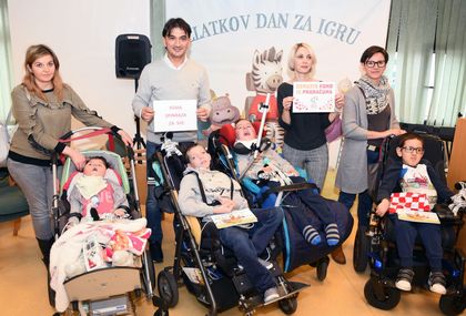 Malim pacijentima na Klinici za pedijatriju KBC-a Zagreb Zlatko Dalić čitao je slikovnicu \'Zlatkov dan za igru\' - 9