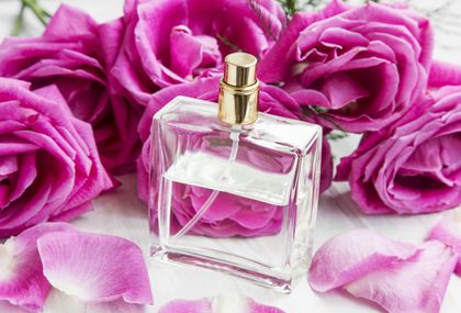 Bočica parfema i latice ruže